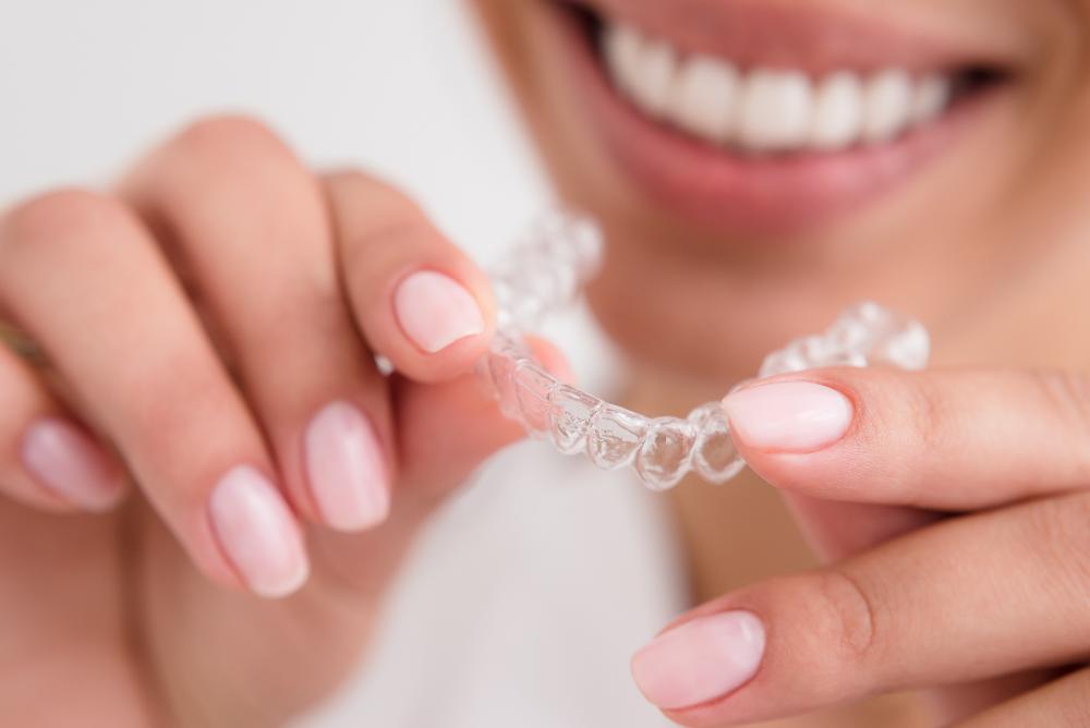 patient holding invisalign clear aligner | invisalign 11201